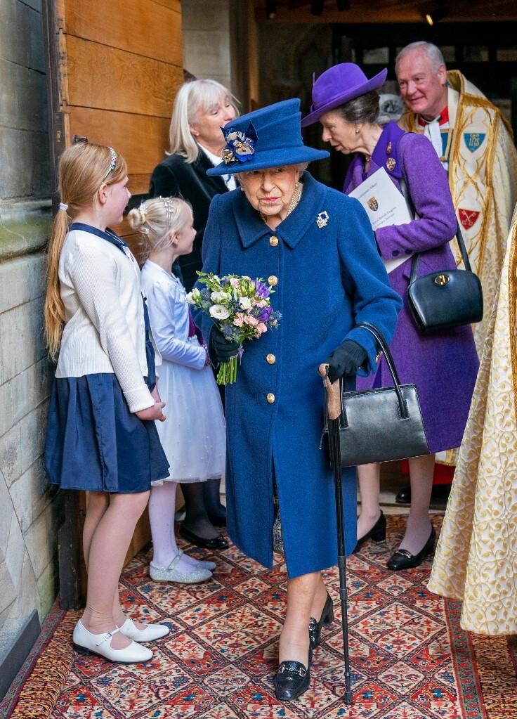 Nữ hoàng Anh Elizabeth II chống gậy tại sự kiện ở Tu viện Westminster, London, hôm nay. Ảnh: AFP.