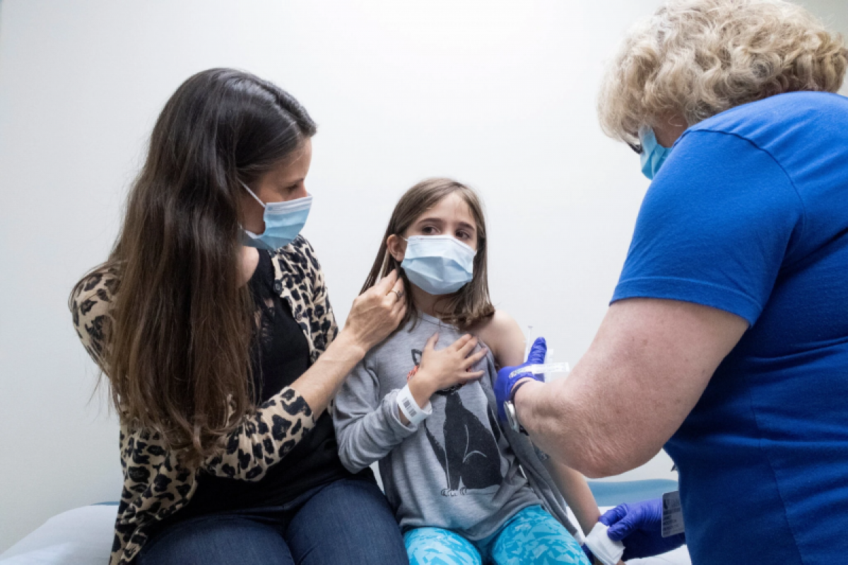 Một trẻ em 9 tuổi tham gia thử nghiệm tiêm vaccine ngừa Covid-19 của Pfizer tại Mỹ. (Nguồn: Reuters)