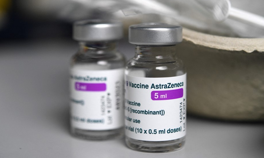 Vaccine Covid-19 của AstraZeneca được chuẩn bị tại một phòng tiêm ở Pháp hôm 12/3. Ảnh: AFP.