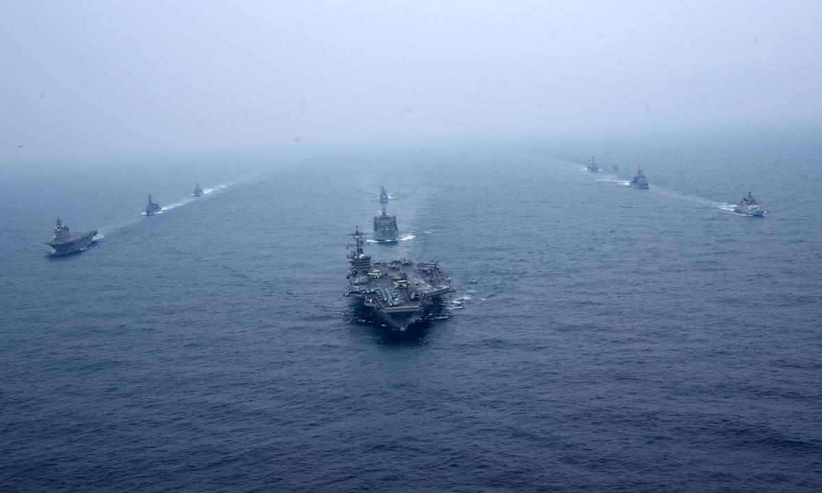Tàu sân bay USS Carl Vinson dẫn đầu nhóm chiến hạm Bộ Tứ tham gia diễn tập Malabar 21 trên vịnh Bengal ngày 12/10. Ảnh: Hải quân Ấn Độ.