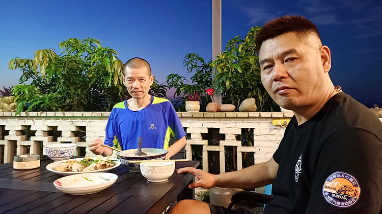 Hà Tương Mân và  người bạn ung thư Lương Thành ở nhờ một khách sạn tại thành phố Đông Hưng, tỉnh Quảng Tây những ngày tránh bão, tháng 10/2021. Ảnh: bjnew.com