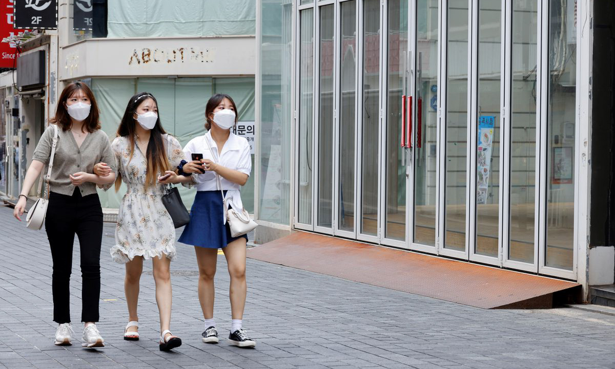 Người dân Hàn Quốc trên một con phố ở Seoul hôm 9/7. Ảnh: Reuters.