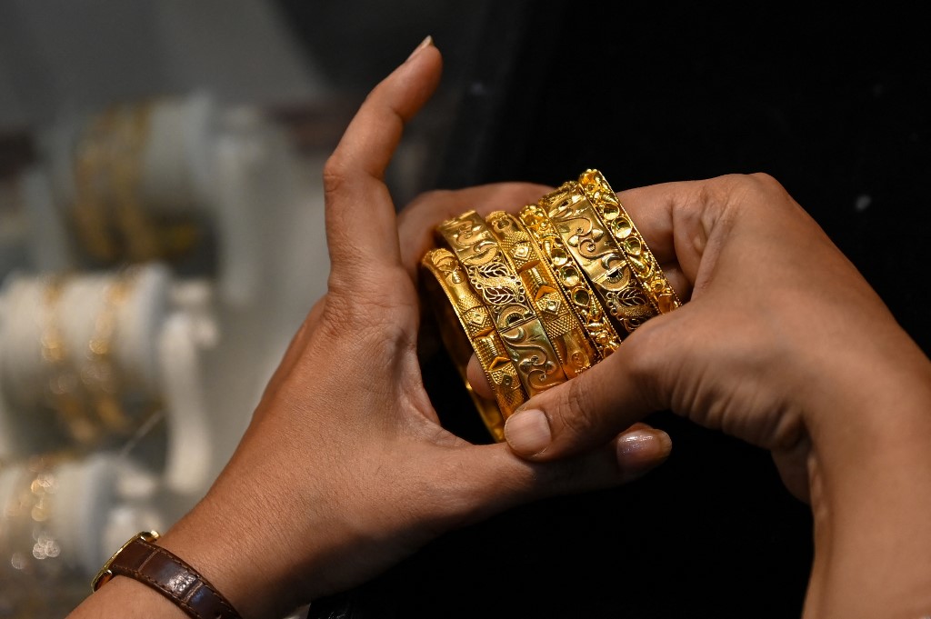Số lắc vàng mà Kavita Jogani đem bán. Ảnh: AFP