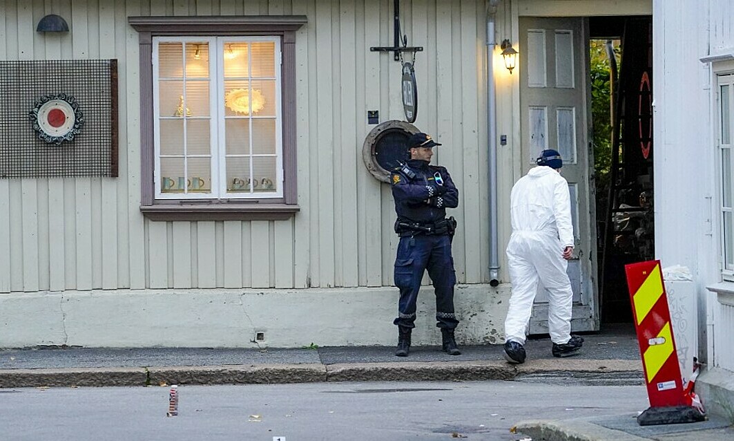 Cảnh sát Na Uy ngày 14/10 khám nghiệm hiện trường vụ tấn công bằng cung tên ở Kongsberg. Ảnh: AFP