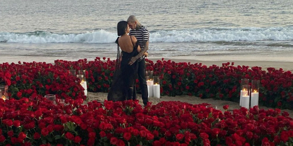 Travis Barker cầu hôn Kourtney Kardashian bên bờ biển. Ảnh: Kourtney Kardashian Instagram
