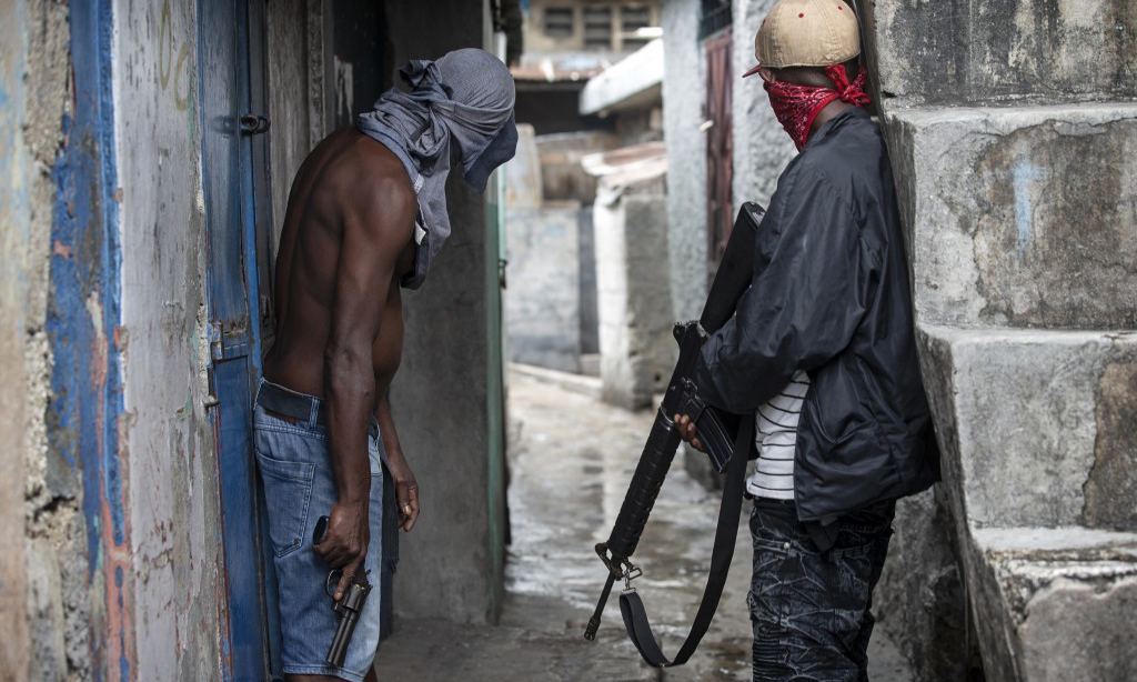 Các thành viên một băng đảng cầm súng đứng gác tại Port-au-Prince, Haiti, hồi tháng 3/2019. Ảnh: AP.