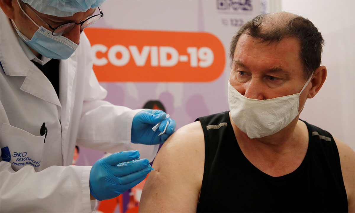 Nhân viên y tế Nga tiêm vaccine Covid-19 cho một người đàn ông ở thành phố St. Petersburg ngày 24/2. Ảnh: Reuters.