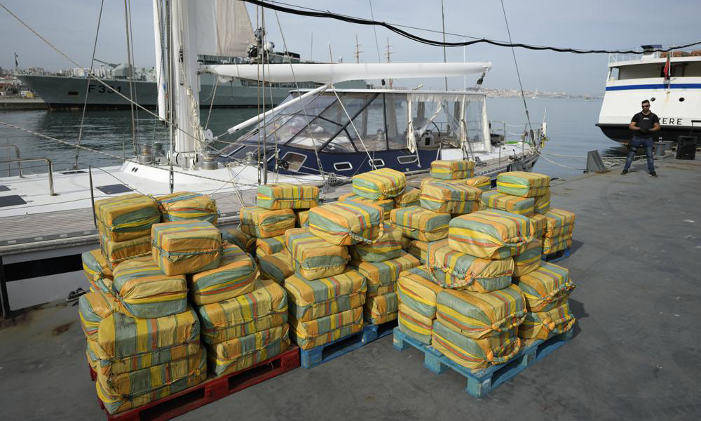 Các kiện cocaine được đưa tới một căn cứ hải quân ở Almada, Bồ Đào Nha, hôm 18/10. Ảnh: AP.
