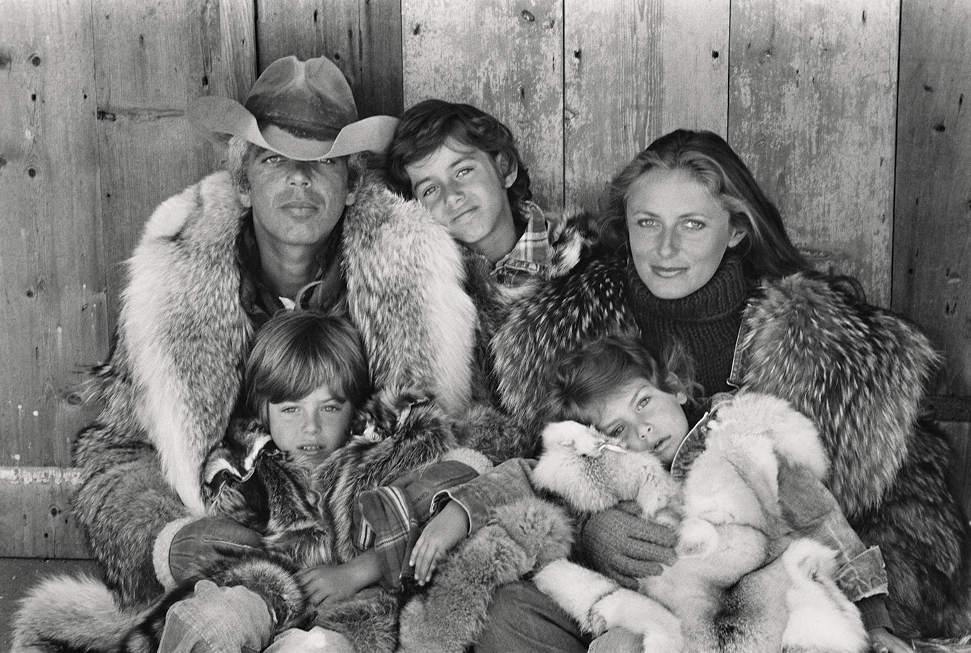 Vợ chồng Ralph Lauren và ba con gồm David (hàng trên), Andrew (hàng dưới, trái) và Dylan tại Montauk, New York, năm 1976. Ảnh: Bruce Weber