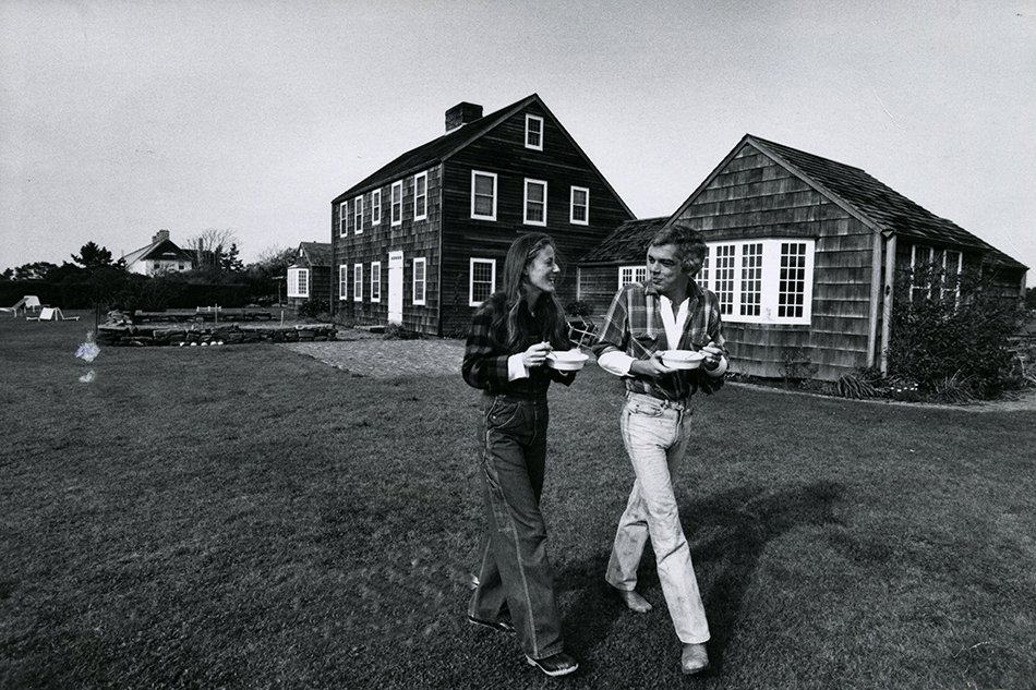 Khoảnh khắc vợ chồng Ralph Lauren vừa ăn vừa đi dạo trên bãi cỏ xuất hiện trong cuốn sách The Hamptons: Food, Family and History. Ảnh: Susan Wood