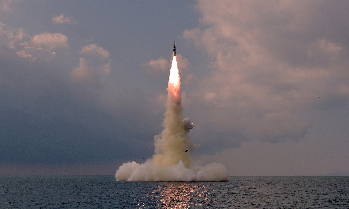 Mẫu tên lửa đạn đạo phóng từ tàu ngầm (SLBM) kiểu mới mà Triều Tiên thử nghiệm hôm 19/10. Ảnh: KCNA