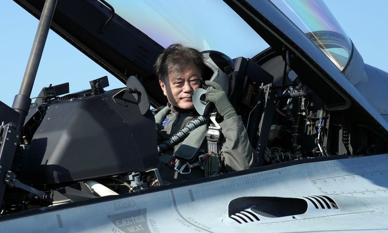 Tổng thống Moon Jae-in trên buồng lái tiêm kích FA-50 hôm nay. Ảnh: Yonhap.