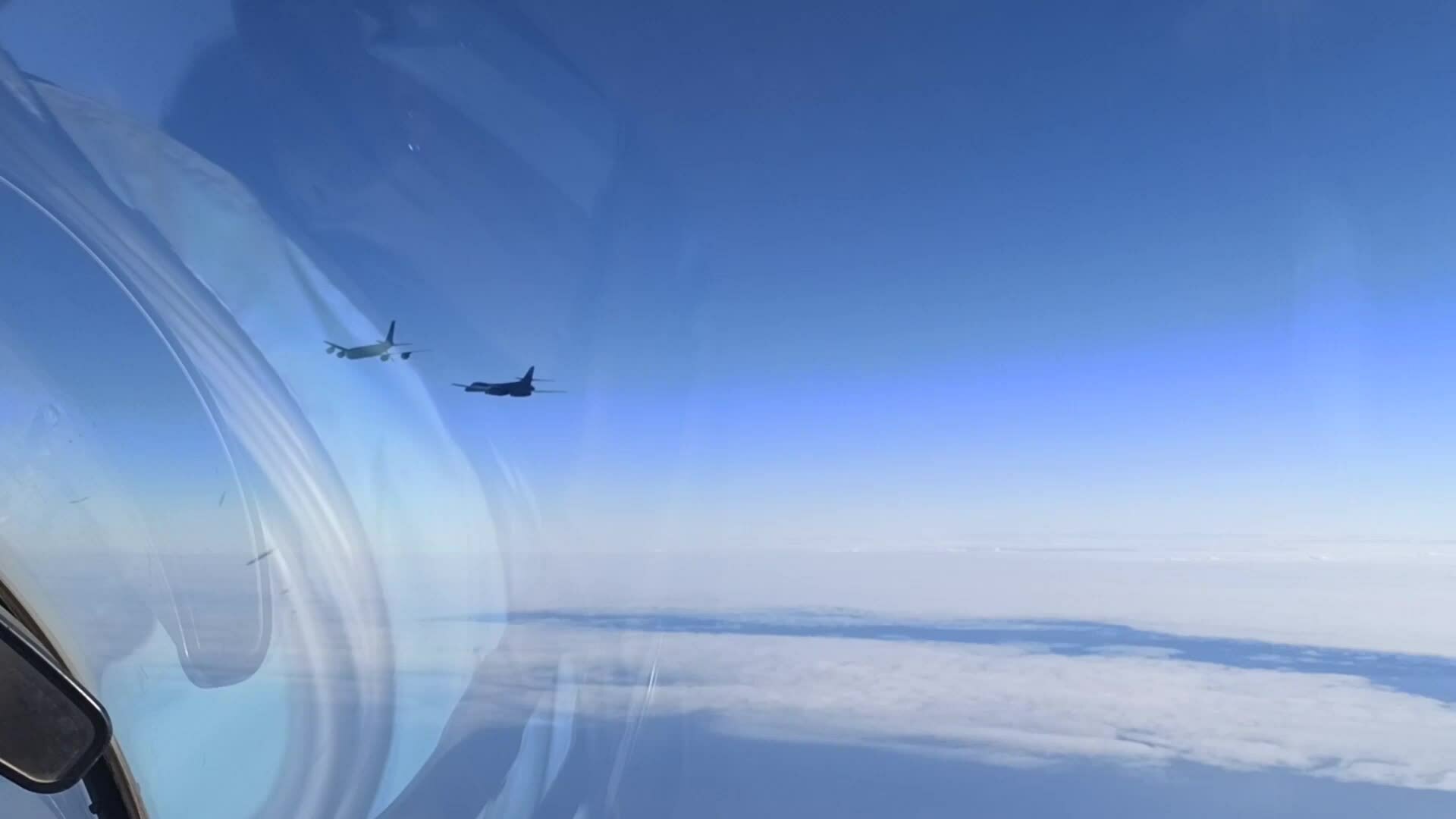 Su-30 Nga áp sát oanh tạc cơ Mỹ đang tiếp dầu