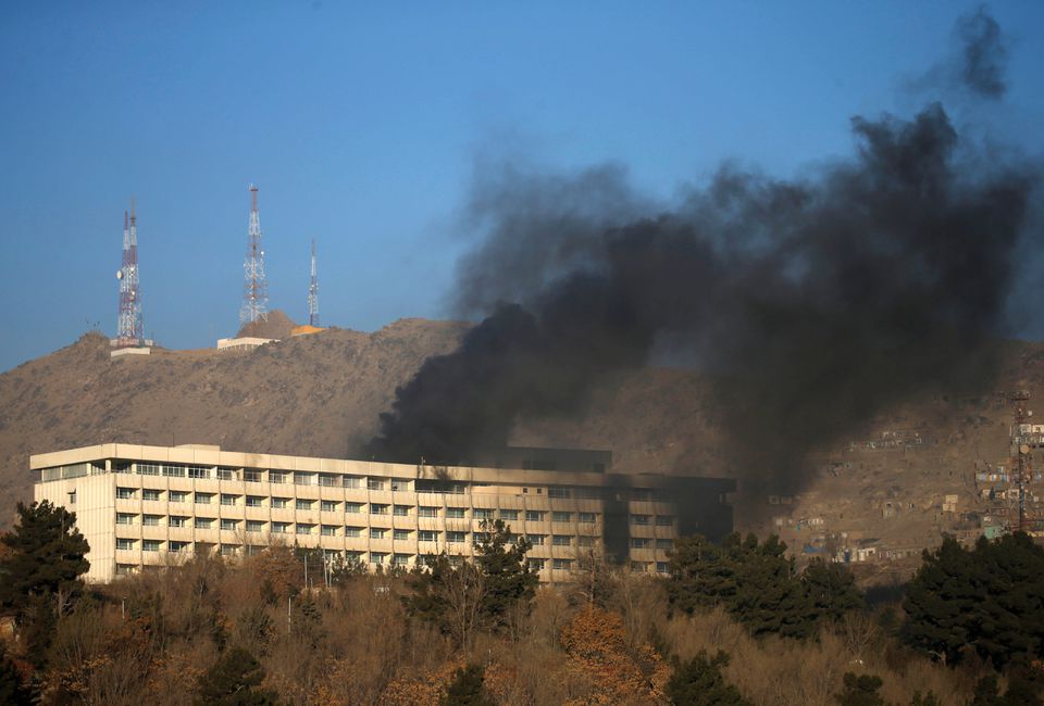 Khói bốc lên từ khách sạn Intercontinental ở thủ đô Kabul, Afghanistan sau một vụ tấn công năm 2018. Ảnh: Reuters.
