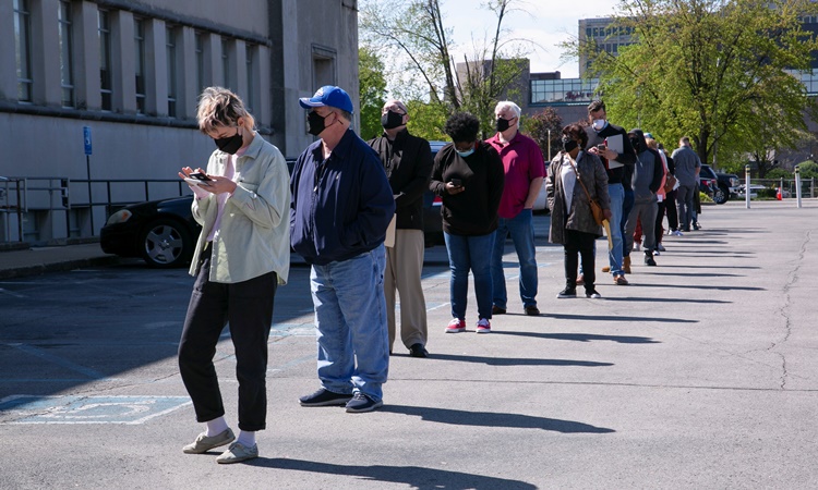 Người dân xếp hàng trước một trung tâm giới thiệu việc làm ở Louisville, Mỹ, hồi tháng 4. Ảnh: Reuters.