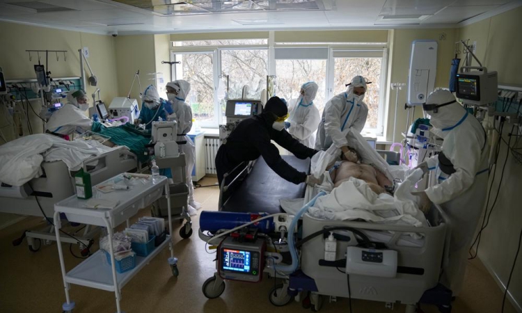 Nhân viên y tế điều trị cho bệnh nhân Covid-19 tại Moskva, Nga, hôm 19/10. Ảnh: AP.