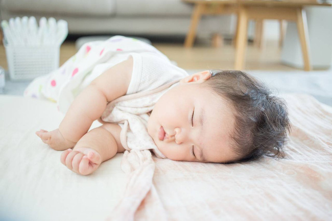 4 lý do khiến trẻ hay lăn lộn khi ngủ, cái cuối cùng bố mẹ cần đặc biệt chú ý - Ảnh 1.
