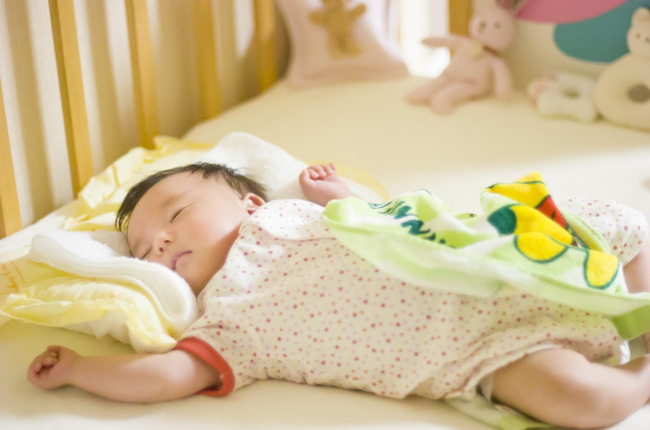 4 lý do khiến trẻ hay lăn lộn khi ngủ, cái cuối cùng bố mẹ cần đặc biệt chú ý - Ảnh 4.