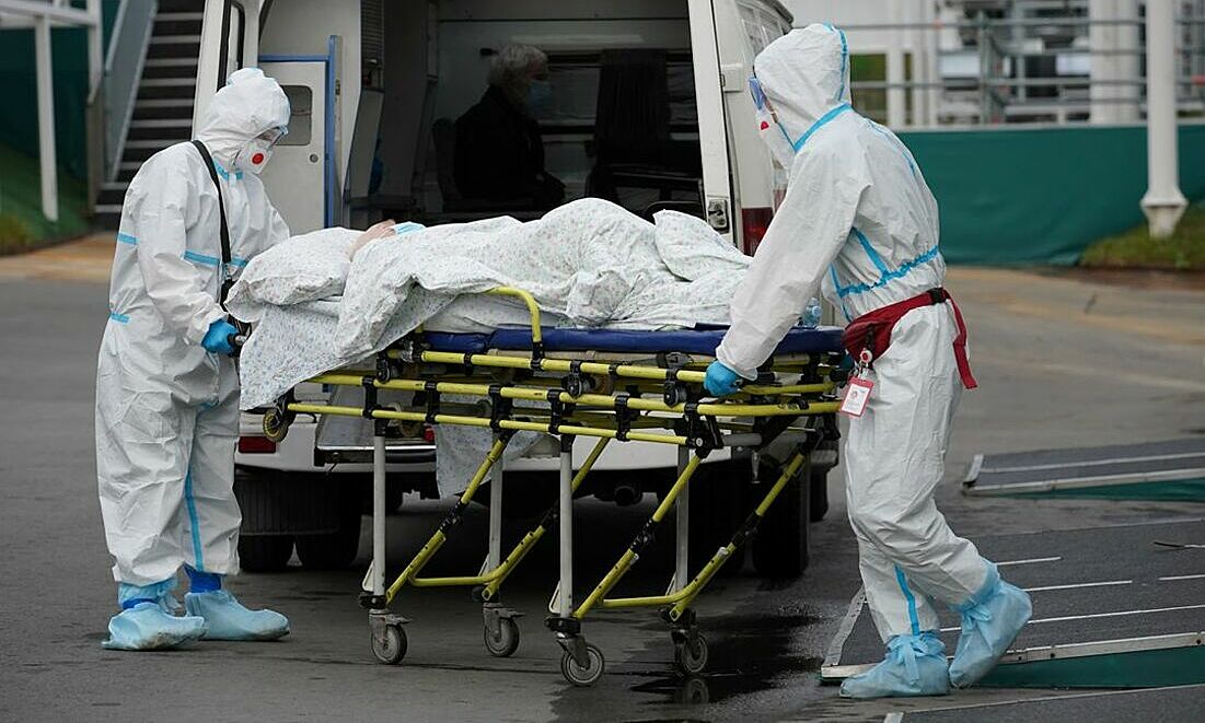 Chuyên viên y tế chuyển viện cho bệnh nhân Covid-19 tại Moskva, Nga, ngày 13/10. Ảnh: Reuters.