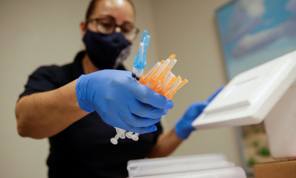 Nhân viên y tế chuẩn bị ống tiêm vaccine Covid-19 tại El Paso, bang Texas hôm 6/5. Ảnh: Reuters.