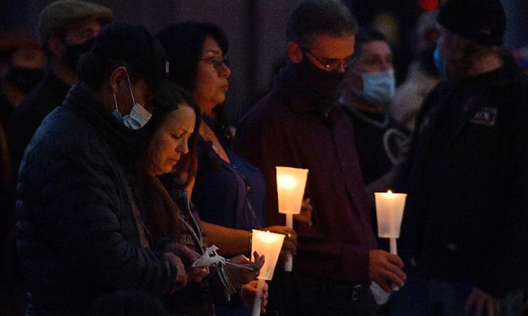 Hàng trăm người đến dự lễ tưởng niệm Halyna Hutchins tại bang New Mexico hôm 23/10. Ảnh: CNN