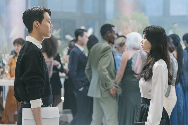 Song Hye Kyo khoe góc nghiêng cực phẩm ở poster phim, nhưng lý do chị rén mỹ nam mũi nhọn mới gây chú ý - Ảnh 4.