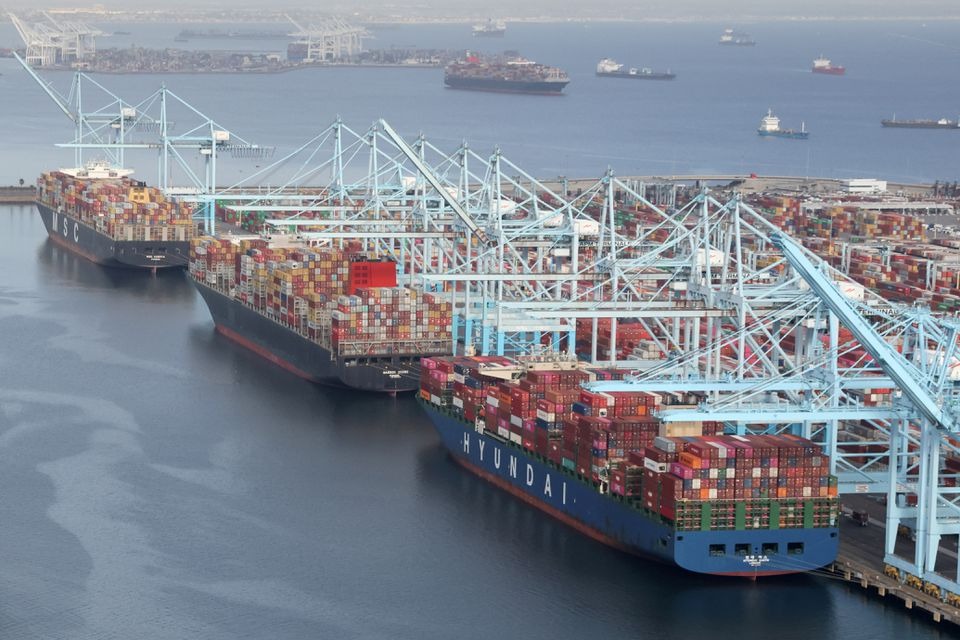 Tài container tại khu phức hợp cảng Long Beach - cảng Los Angeles ở California ngày 7/4. Ảnh: Reuters