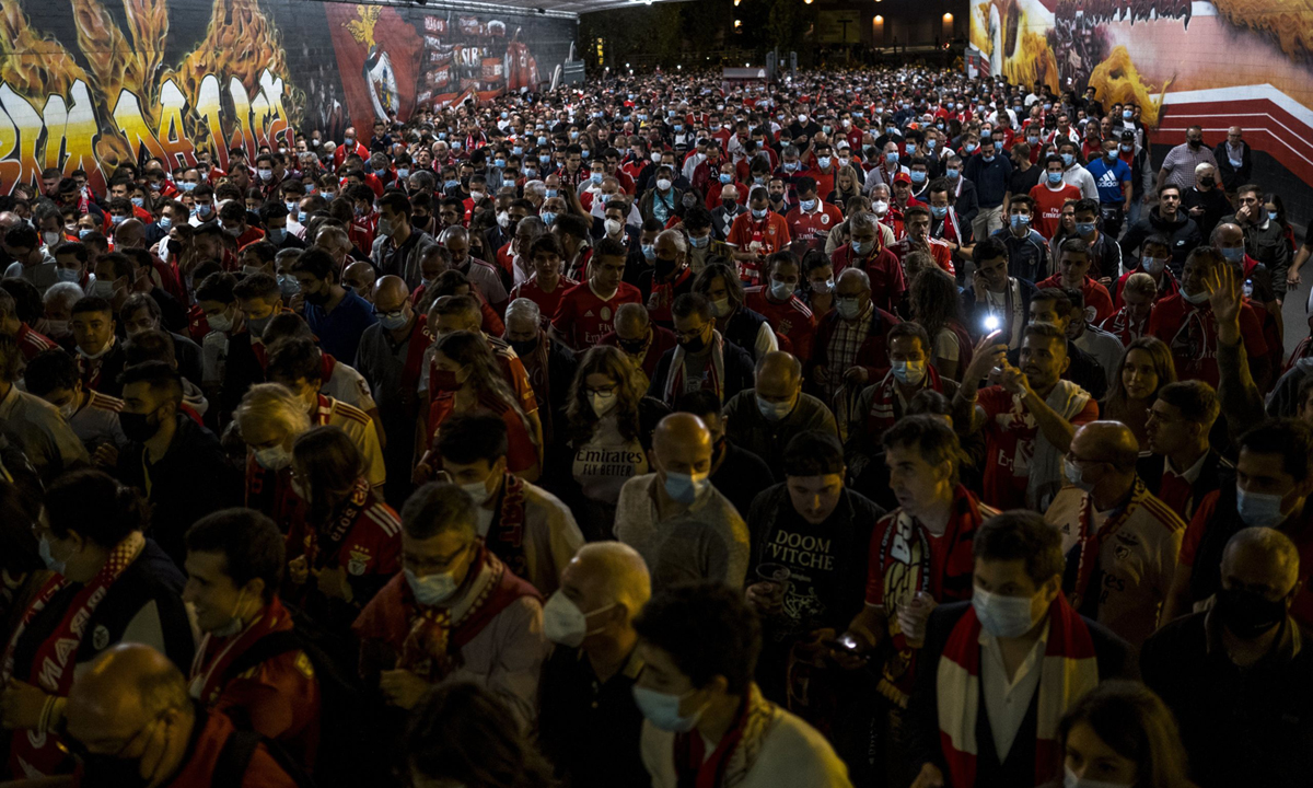 Người hâm mộ bóng đá kéo đến sân Estadio da Luz, ở Lisbon tuần trước. Ảnh: WSJ.