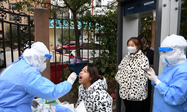 Nhân viên y tế lấy mẫu xét nghiệm ở Lan Châu, tỉnh Cam Túc, Trung Quốc, hôm 20/10. Ảnh: Reuters.