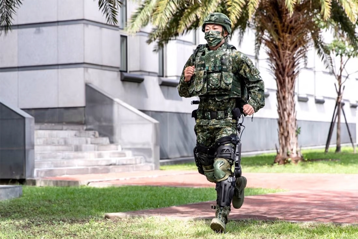 Lính phòng vệ Đài Loan chạy thử khi mặc khung xương trợ lực tại viện nghiên cứu ở thành phố Đào Viên ngày 26/10. Ảnh: CNA.
