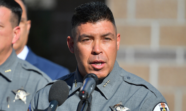 Đại diện cảnh sát hạt Santa Fe nói trong buổi họp báo hôm 27/10. Ảnh: NY Times