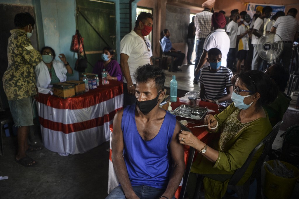 Nhân viên y tế tiêm vaccine Covid-19 cho người dân ở bang Tây Bengal, Ấn Độ hôm 27/10. Ảnh: AFP.