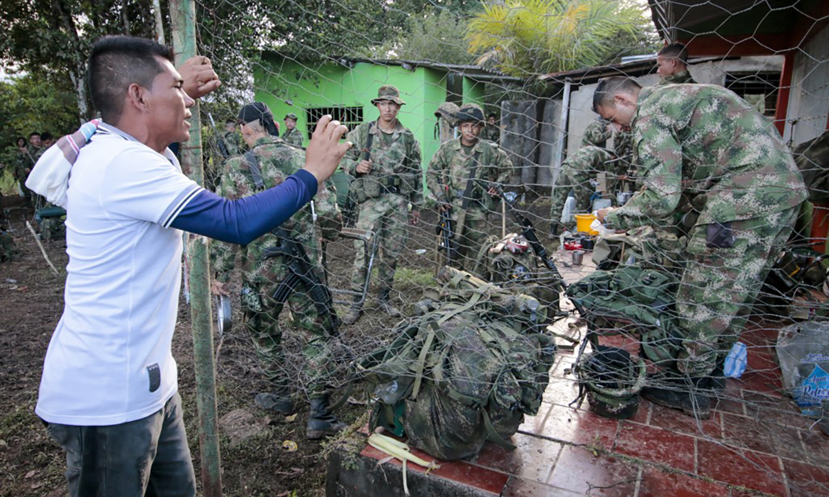 Một nông dân nói chuyện với binh sĩ Colombia sau khi họ được thả ở thị trấn Tibu, tỉnh Norte de Santander ngày 28/10. Ảnh: AFP.