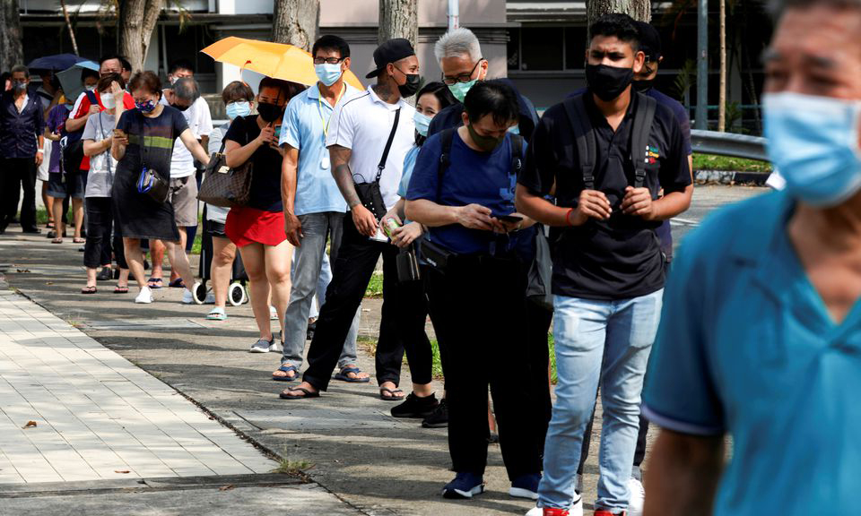 Người dân xếp hàng bên ngoài một trung tâm xét nghiệm nCoV tại Singapore hôm 21/9. Ảnh: Reuters.