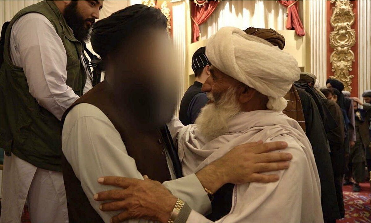 Gương mặt Bộ trưởng Nội vụ Taliban Sirajuddin Haqqani (trái) bị làm mờ trong ảnh chụp sự kiện ngày 19/10 ở Kabul. Ảnh: Gandhara.