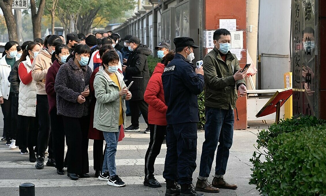 Người dân Bắc Kinh xếp hàng chờ tiêm vaccine Covid-19 mũi tăng cường vào ngày 30/10. Ảnh: AFP.