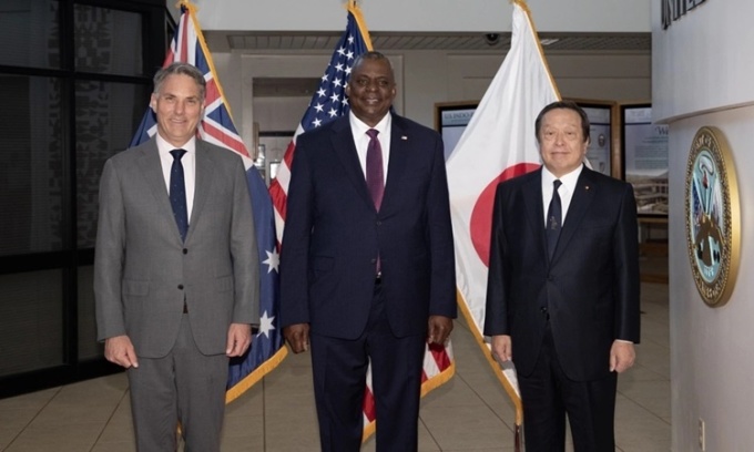 Từ trái qua, Bộ trưởng Quốc phòng Australia Richard Marles, Bộ trưởng Quốc phòng Mỹ Lloyd Austin và Bộ trưởng Quốc phòng Nhật Bản Yasukazu Hamada. Ảnh: Twitter/@RichardMarlesMP.