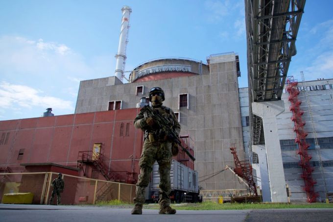 Một lính Nga đứng gác bên ngoài nhà máy điện hạt nhân Zaporizhzhia ở Energodar, miền nam Ukraine. Ảnh: AFP.