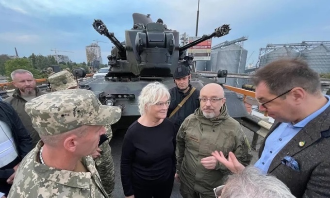 Bộ trưởng Quốc phòng Đức Christine Lambrecht (giữa hình, quần áo đen) trong chuyến thăm thành phố cảng Odessa, miền nam Ukraine, ngày 1/10. Ảnh: AFP.