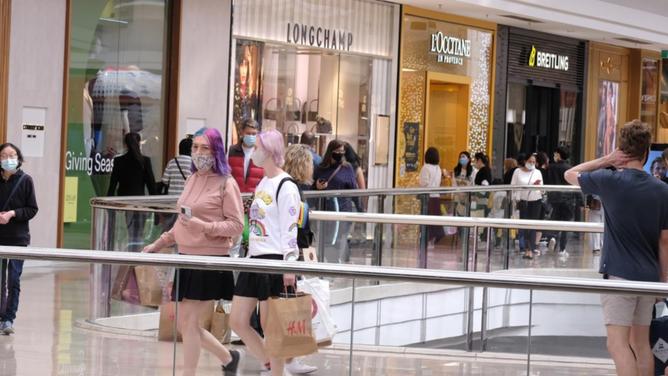 Data shows people are still spending strongly but analysts warn purse strings may be tightened soon (Luis Ascui/AAP PHOTOS)