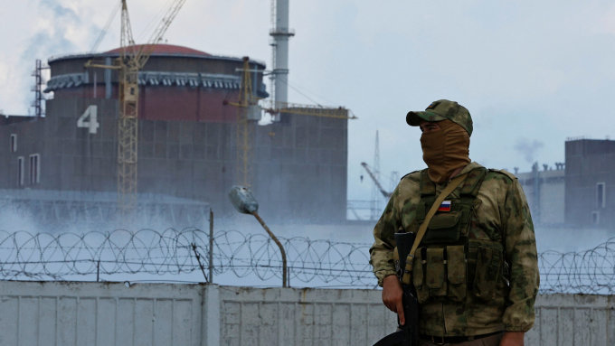 Quân nhân Nga tuần tra bên ngoài nhà máy điện hạt nhân Zaporizhzhia vào ngày 4/8. Ảnh: Reuters.