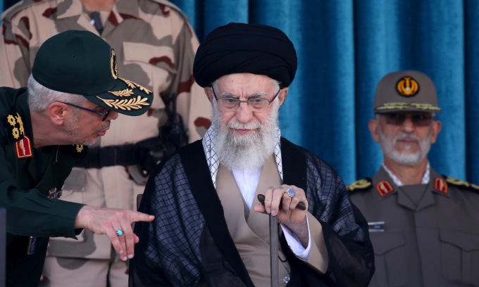 Lãnh tụ Khamenei (giữa) trong lễ tốt nghiệp của các học viện quân sự tại Tehran hôm nay. Ảnh: AFP.