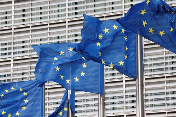 Cờ EU bên ngoài trụ sở Ủy ban EU tại Brussels, Bỉ, ngày 28/9. Ảnh: Reuters