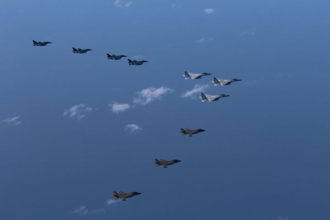 Máy bay Mỹ và Nhật Bản tập trận chung ở không phận ngoài khơi đảo Kyushu, Nhật Bản ngày 4/10. Ảnh: Reuters.