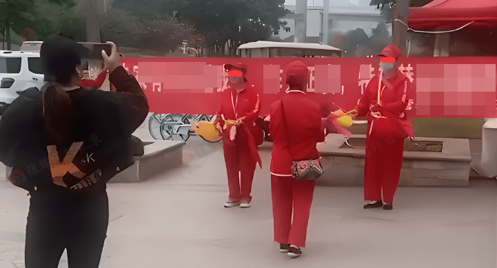 Người phụ nữ căng băng rôn tuyển thêm vợ cho chồng, đọc dòng chữ viết trên đó mà đỏ mặt - 3