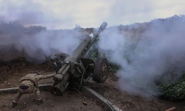 Lính Ukraine khai hỏa về phía quân Nga ở vùng Kharkov hôm 5/10. Ảnh: Reuters.