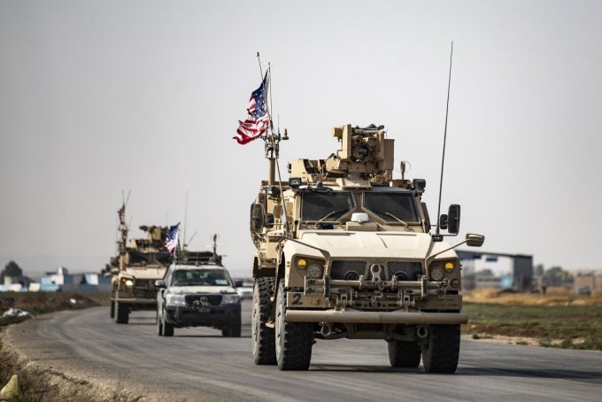 Đoàn xe quân sự Mỹ chở binh sĩ rời khỏi thị trấn Tal Tamr, Syria vào tháng 10/2019. Ảnh: AFP.