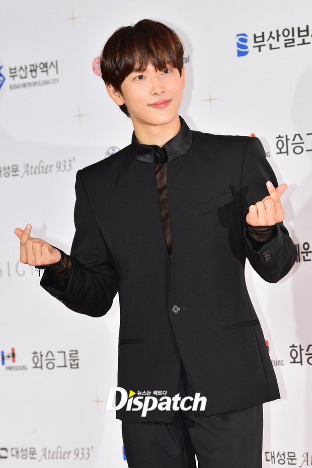 Sooyoung và dàn tài tử đại náo thảm đỏ Buil Film Awards - Ảnh 4.