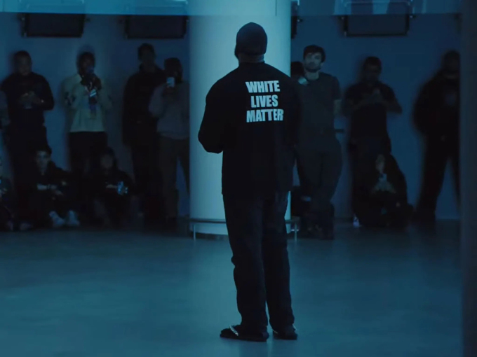Kanye West ra chào khán giả với áo in dòng chữ White Lives Matter. Ảnh: TMZ