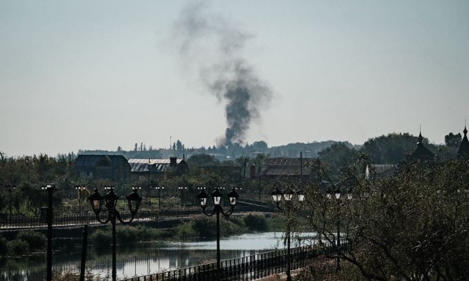 Cột khói bốc lên từ khu vực phía nam Bakhmut, miền đông Ukraine, ngày 7/10. Ảnh: AFP.